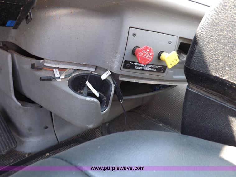 image for item H9187 2004 Peterbilt 387 semi truck