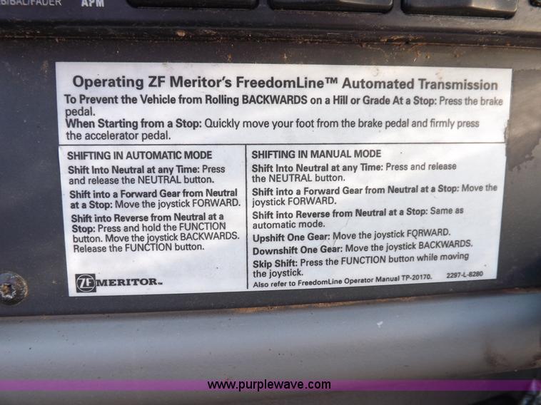 image for item H9187 2004 Peterbilt 387 semi truck