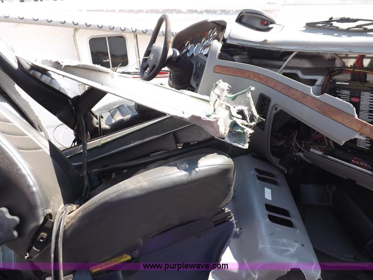 image for item H9187 2004 Peterbilt 387 semi truck