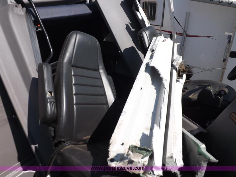 image for item H9187 2004 Peterbilt 387 semi truck