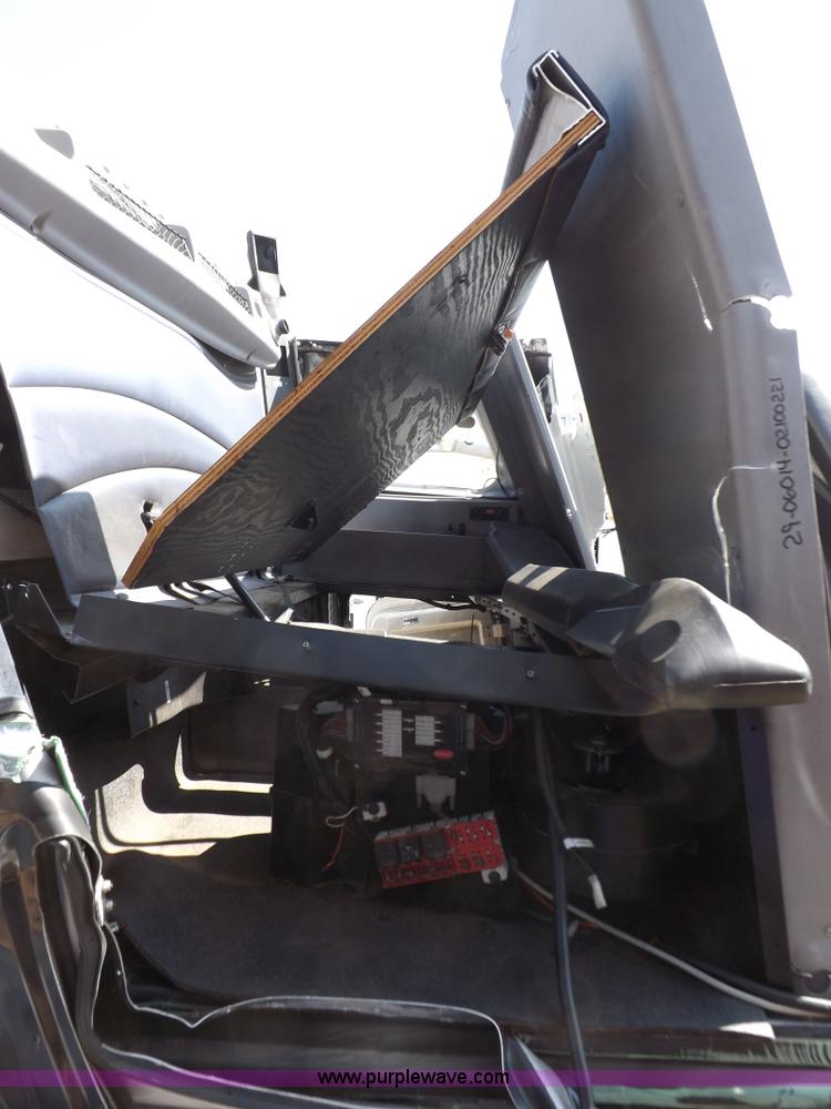 image for item H9187 2004 Peterbilt 387 semi truck