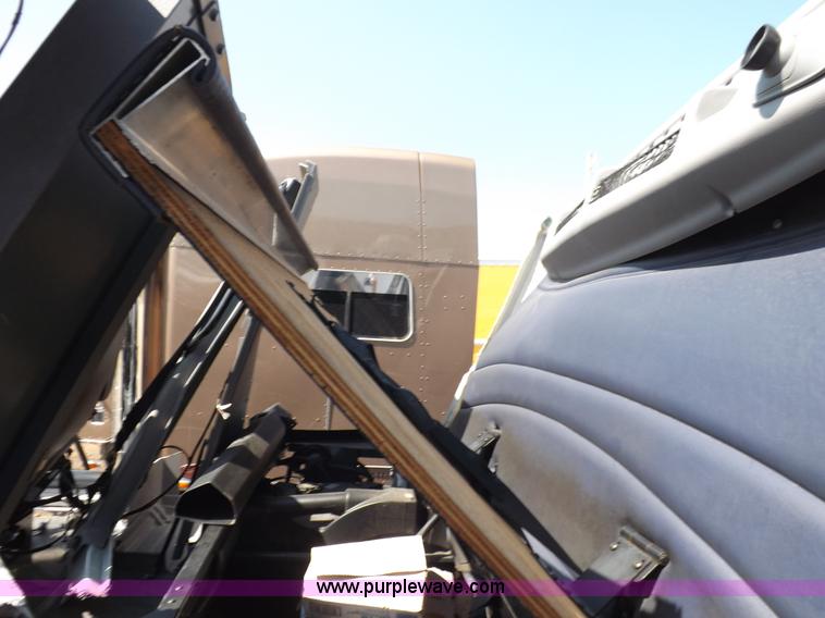 image for item H9187 2004 Peterbilt 387 semi truck