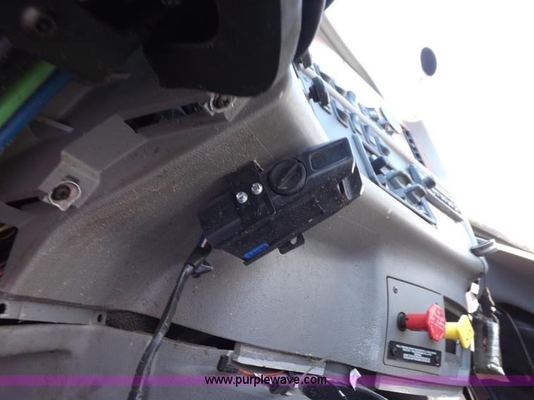 image for item H9187 2004 Peterbilt 387 semi truck