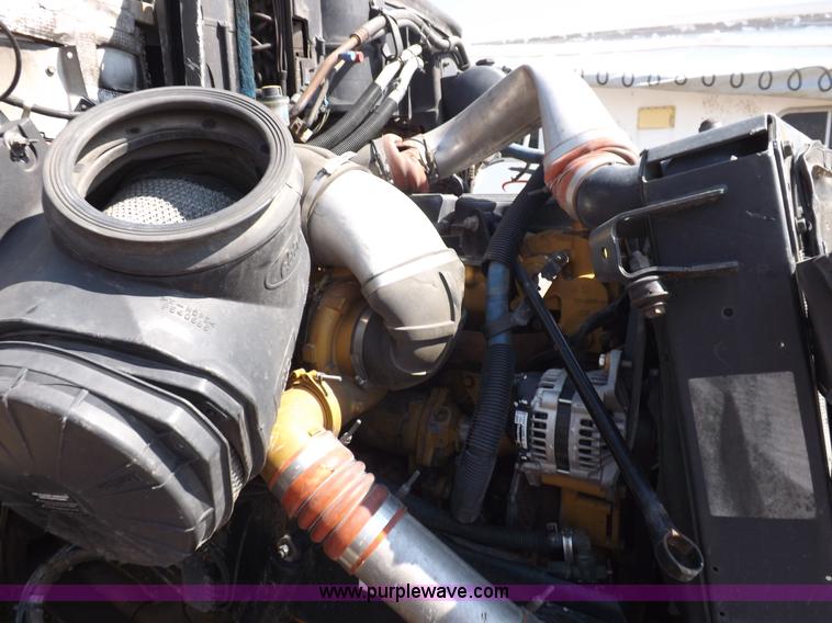 image for item H9187 2004 Peterbilt 387 semi truck