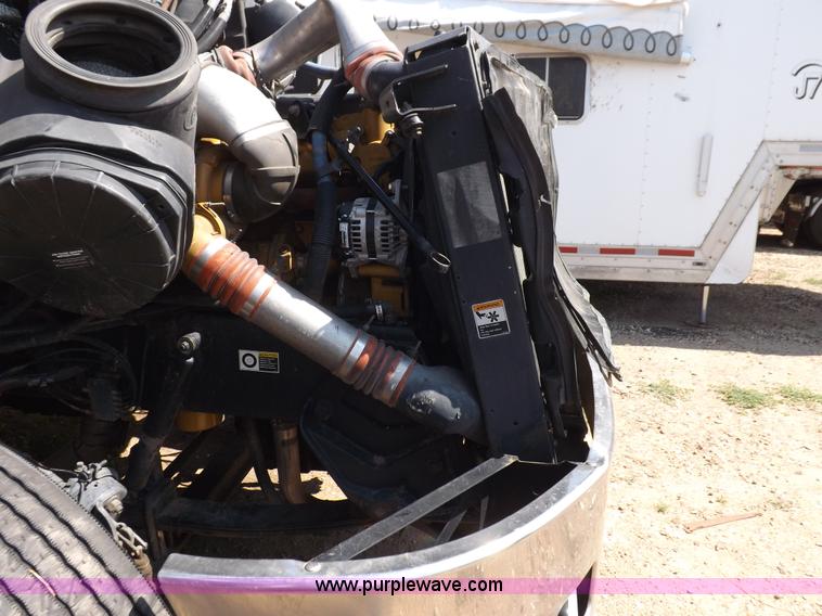 image for item H9187 2004 Peterbilt 387 semi truck