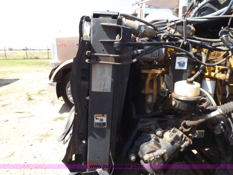 image for item H9187 2004 Peterbilt 387 semi truck