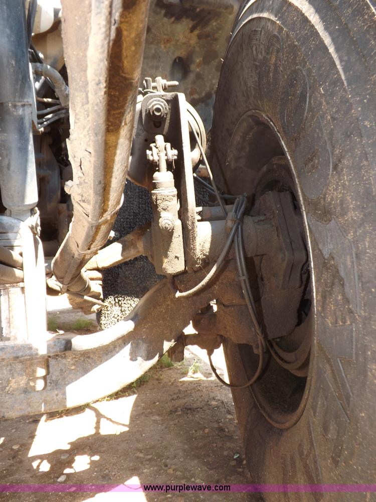 image for item H9187 2004 Peterbilt 387 semi truck