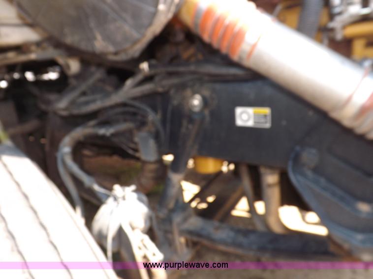 image for item H9187 2004 Peterbilt 387 semi truck