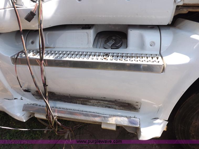 image for item H9187 2004 Peterbilt 387 semi truck