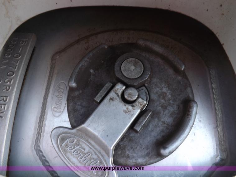 image for item H9187 2004 Peterbilt 387 semi truck