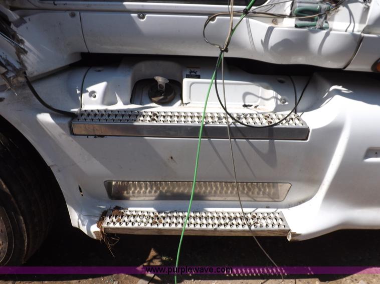 image for item H9187 2004 Peterbilt 387 semi truck