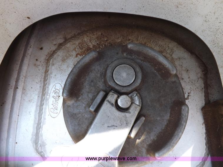 image for item H9187 2004 Peterbilt 387 semi truck