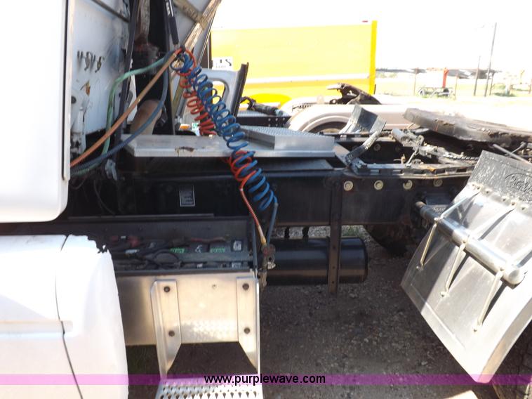 image for item H9187 2004 Peterbilt 387 semi truck