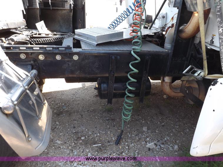 image for item H9187 2004 Peterbilt 387 semi truck