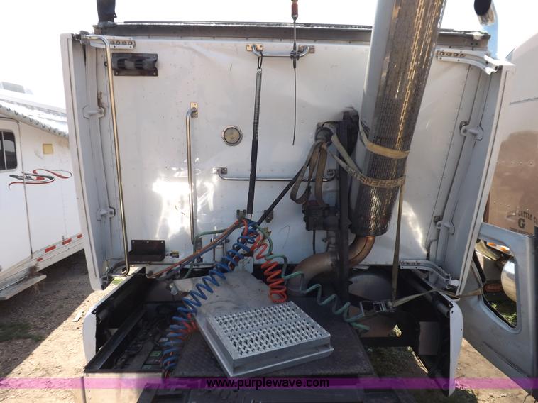 image for item H9187 2004 Peterbilt 387 semi truck