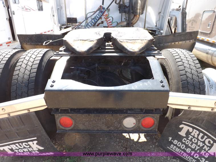 image for item H9187 2004 Peterbilt 387 semi truck