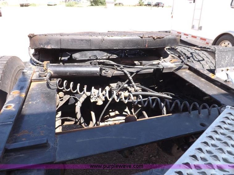 image for item H9187 2004 Peterbilt 387 semi truck