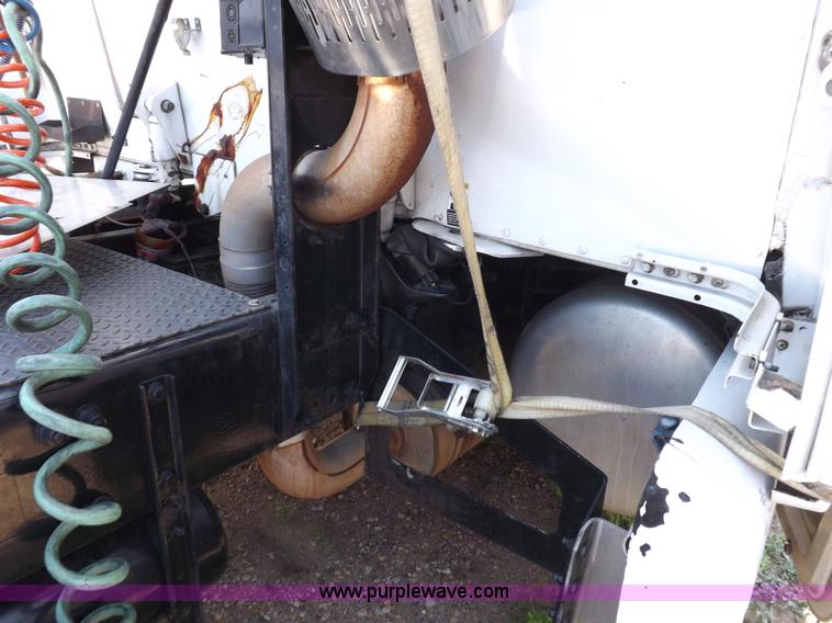 image for item H9187 2004 Peterbilt 387 semi truck