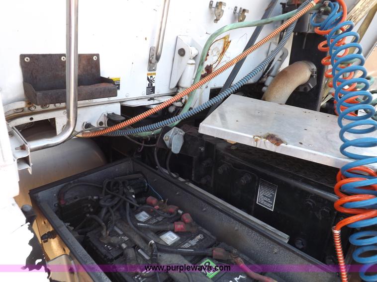 image for item H9187 2004 Peterbilt 387 semi truck