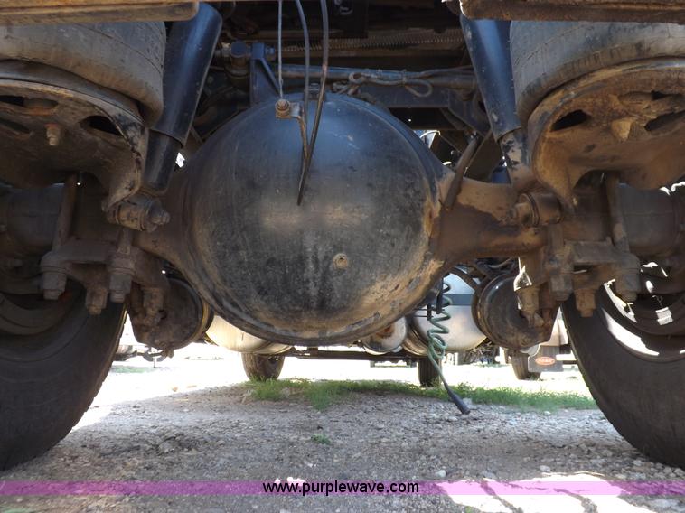 image for item H9187 2004 Peterbilt 387 semi truck