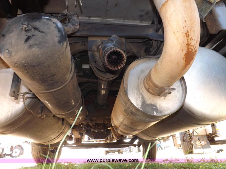 image for item H9187 2004 Peterbilt 387 semi truck