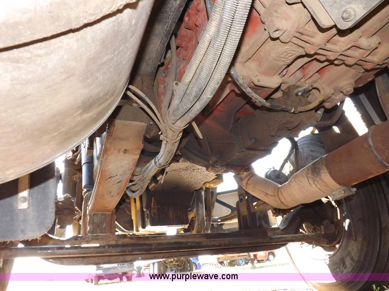 image for item H9187 2004 Peterbilt 387 semi truck