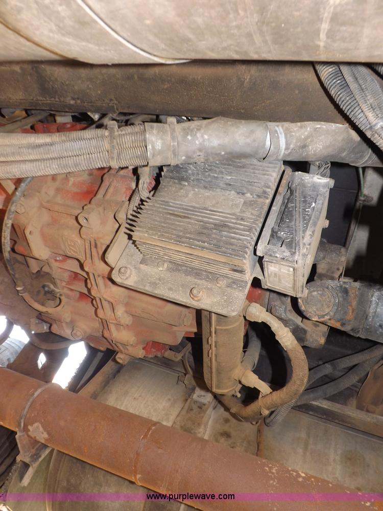 image for item H9187 2004 Peterbilt 387 semi truck