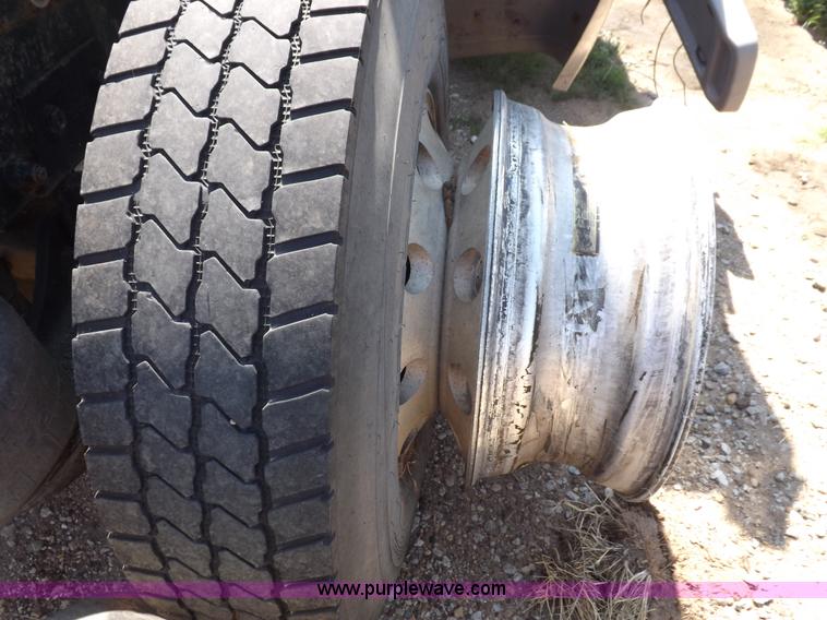 image for item H9187 2004 Peterbilt 387 semi truck