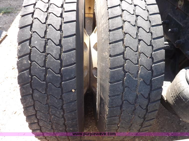 image for item H9187 2004 Peterbilt 387 semi truck