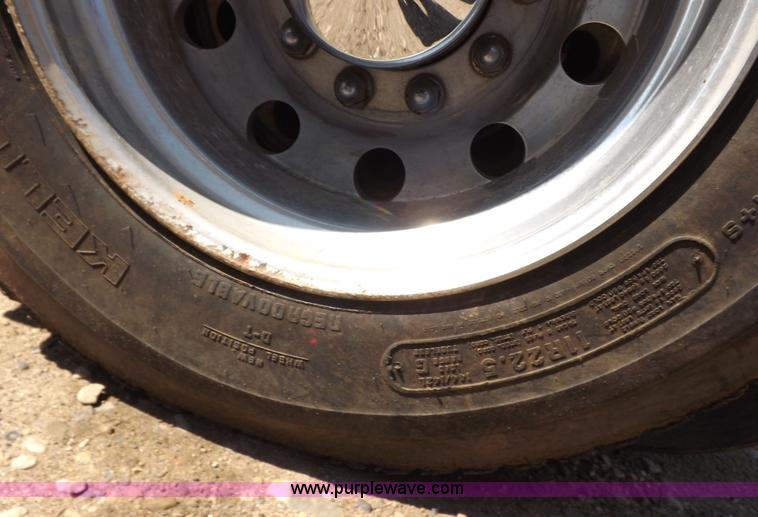 image for item H9187 2004 Peterbilt 387 semi truck