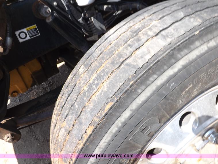 image for item H9187 2004 Peterbilt 387 semi truck