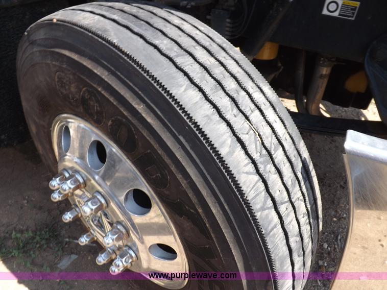 image for item H9187 2004 Peterbilt 387 semi truck