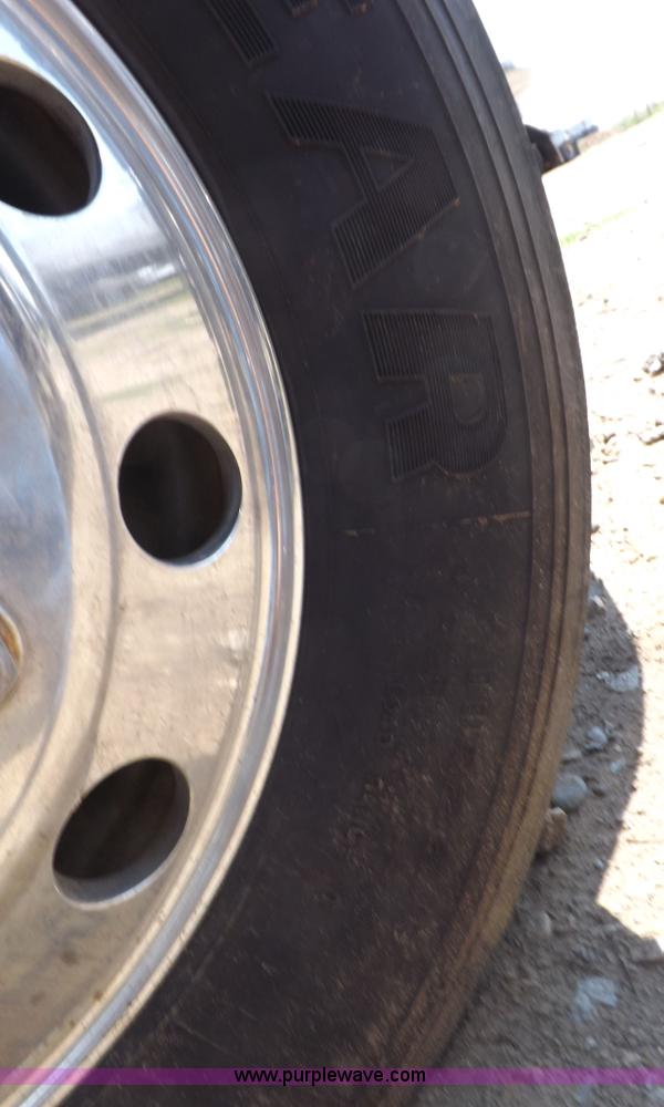 image for item H9187 2004 Peterbilt 387 semi truck