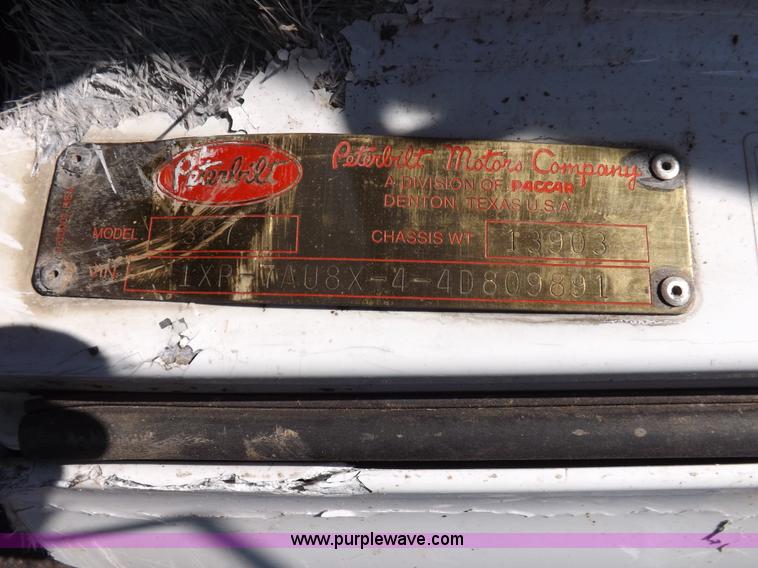 image for item H9187 2004 Peterbilt 387 semi truck