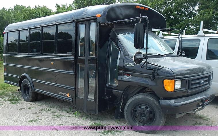 image for item I3555 2005 Ford E450 Super Duty bus