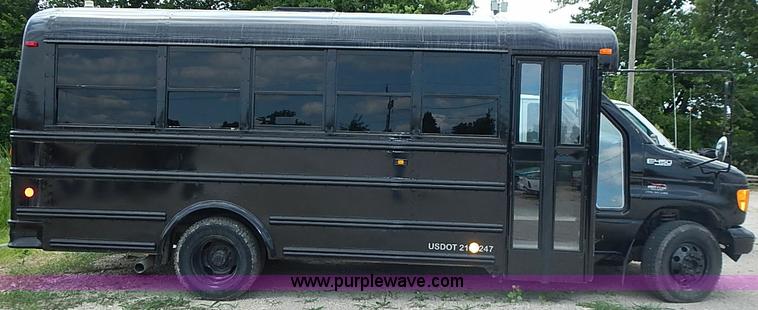 image for item I3555 2005 Ford E450 Super Duty bus