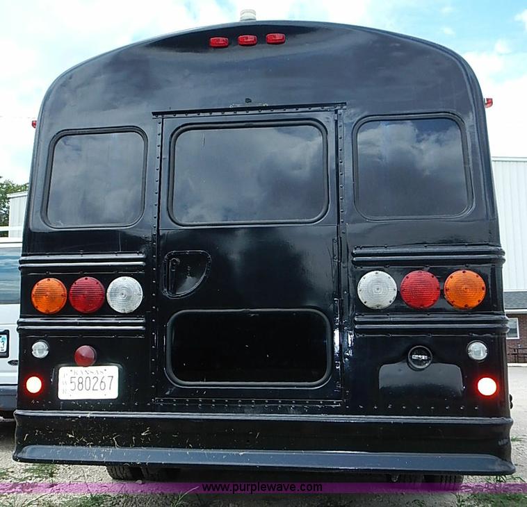 image for item I3555 2005 Ford E450 Super Duty bus