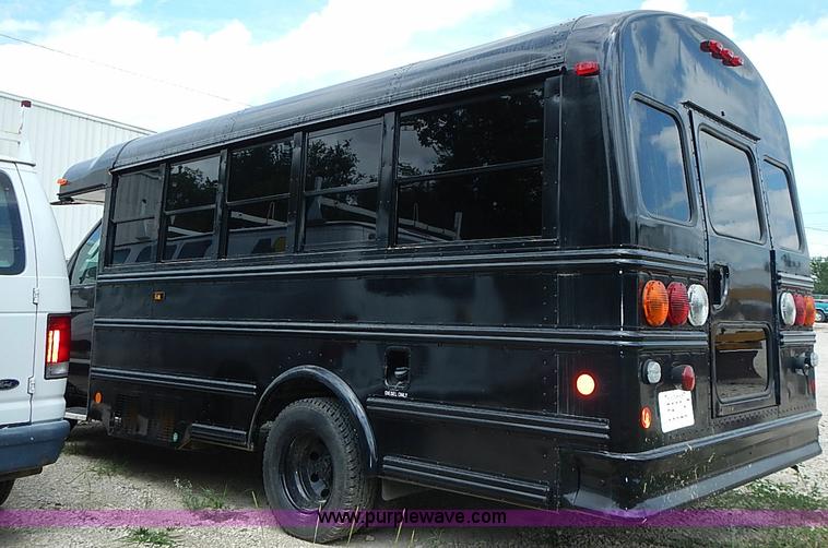 image for item I3555 2005 Ford E450 Super Duty bus