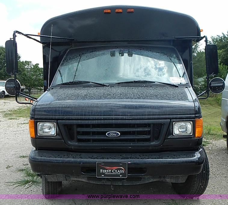 image for item I3555 2005 Ford E450 Super Duty bus