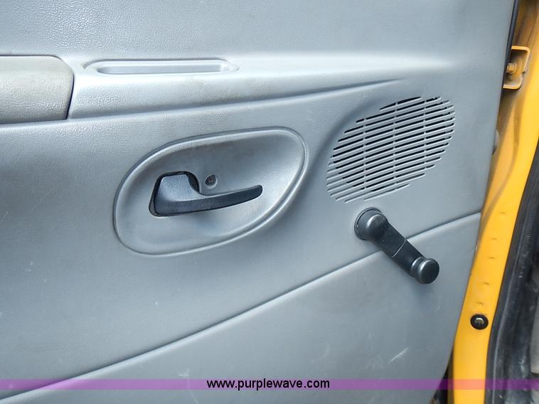 image for item I3555 2005 Ford E450 Super Duty bus