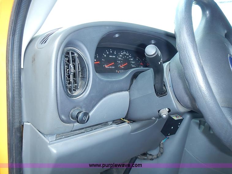 image for item I3555 2005 Ford E450 Super Duty bus