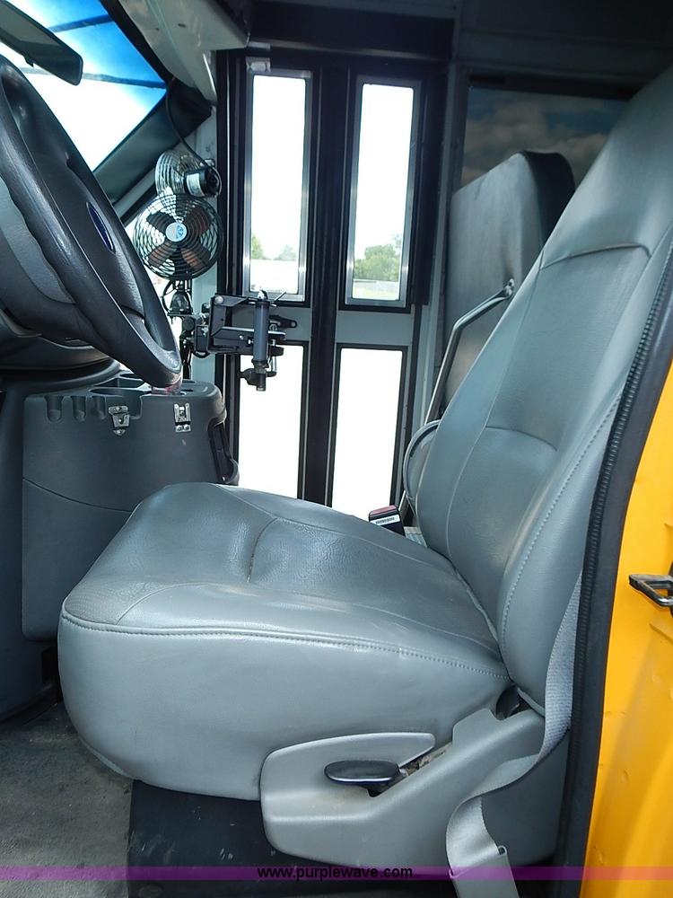 image for item I3555 2005 Ford E450 Super Duty bus