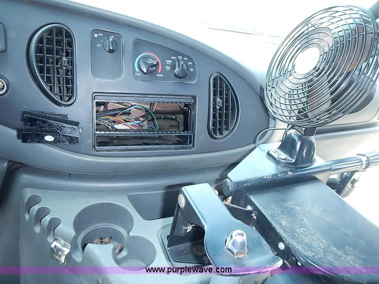 image for item I3555 2005 Ford E450 Super Duty bus