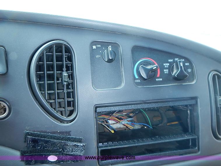 image for item I3555 2005 Ford E450 Super Duty bus