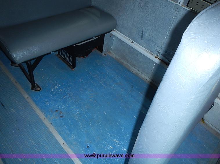 image for item I3555 2005 Ford E450 Super Duty bus