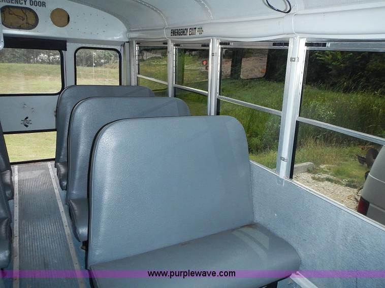 image for item I3555 2005 Ford E450 Super Duty bus