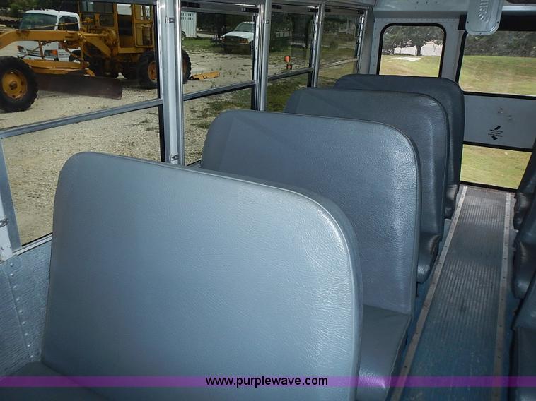 image for item I3555 2005 Ford E450 Super Duty bus