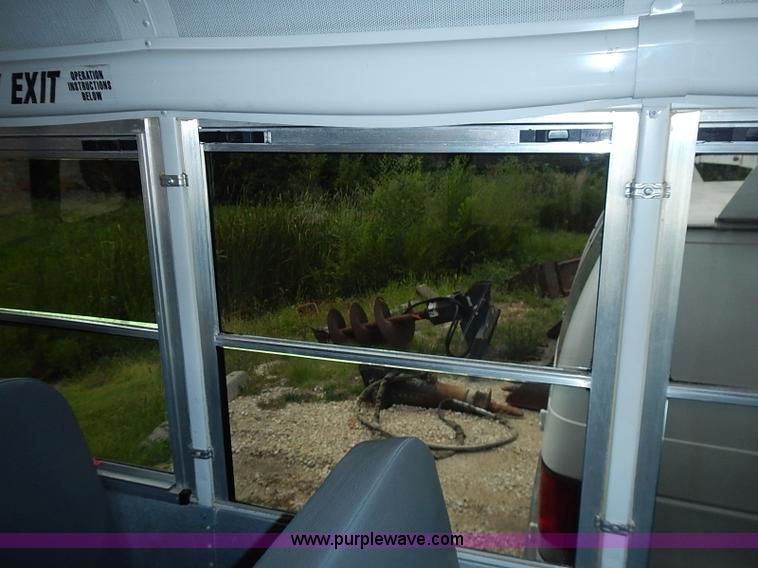 image for item I3555 2005 Ford E450 Super Duty bus