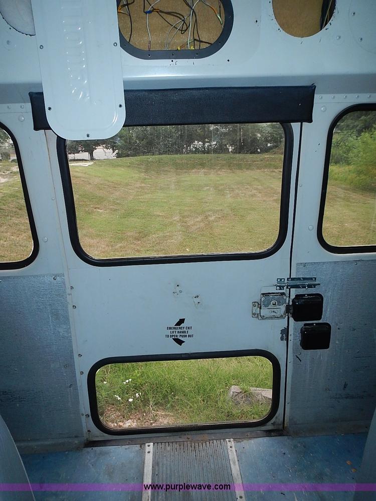 image for item I3555 2005 Ford E450 Super Duty bus