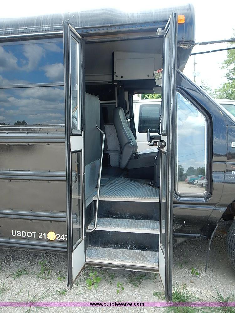 image for item I3555 2005 Ford E450 Super Duty bus